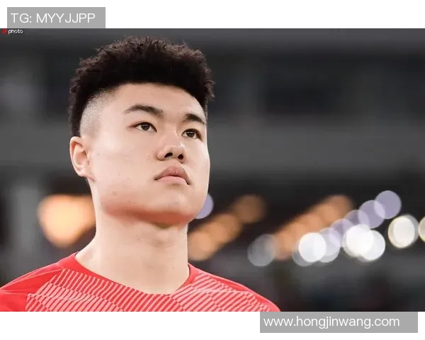 杨立瑜在边路精准传中助攻球队进球展现出色技术与战术意识 杨立瑜在边路精准传中助攻球队进球展现出色技术与战术意识